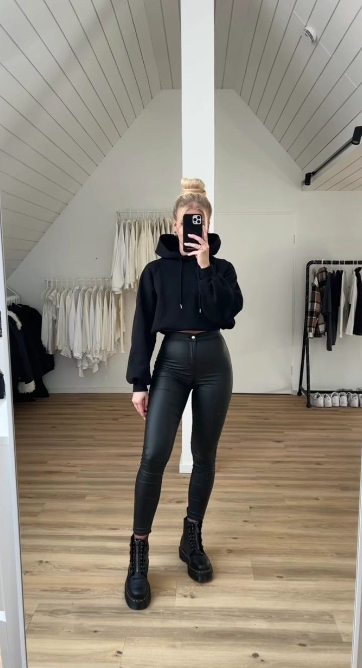 Leather Leggings Outfit Winter, Black Leather Leggings Outfit, Lederhosen Outfit, Outfits Leggins, Leather Leggings Outfit, Look Legging, Look Adidas, Look Jean, Looks Country