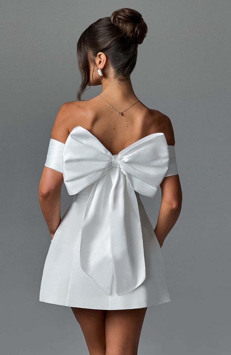 This oh-so-romantic, yet modern style is top of our wishlists. Make a statement in Delta, designed with a contrast bardot neckline that shows off your shoulders, and adorned with a dreamy bow detail to the back. In a playful mini length, the look is complete with a rounded, bubble shape skirt. 



Colour: Ivory.

Premium non-stretch crepe.

Fully lined.

Contrast bardot neckline.

Bow detail to back.

Rounded, bubble shape skirt.

Invisible zipper fastening.

Mini length.

 Size: XS, S, M, L, XL Short Bow Dress, Senior Photo Outfits Dress, Satin Short Dresses, Bow Homecoming Dress, Dress With Bow On Shoulder, Dress For Mini Prom, White Dress With Bow, Bow Back Dress, Cocktail Wedding Dress