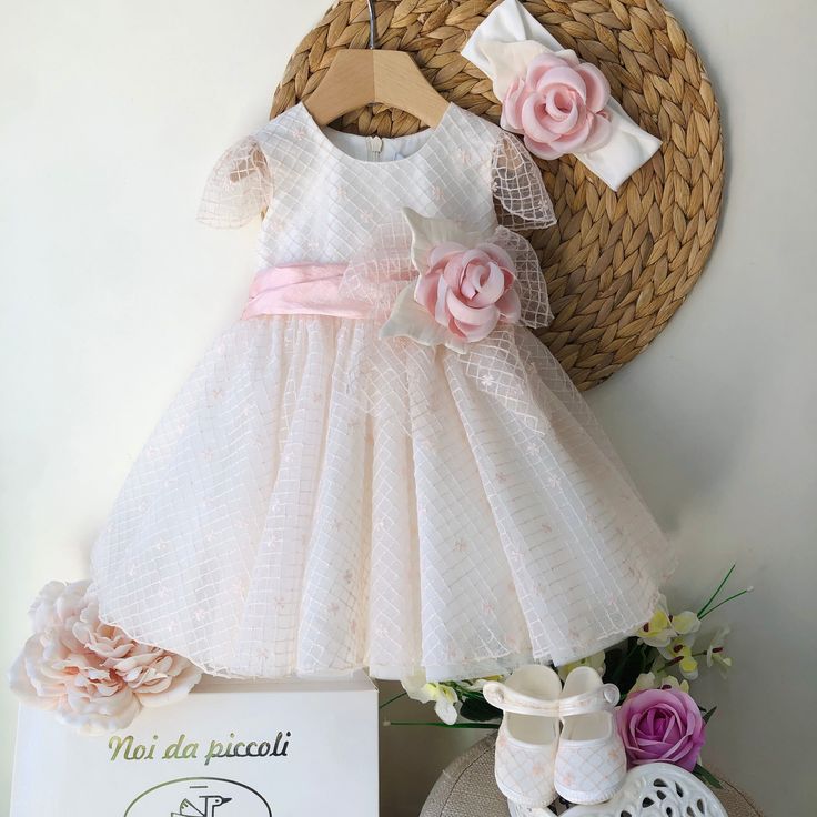 Abitino Cerimoniale per la tua principessa, bellezza, eleganza e cura del dettaglio, tutto rigorosamente made in ITALY! Fascia con fiore e fiocco sul retro cucita all'abitino lo rendono cosi dolce e delicato, la delicatezza e la fodera in cotone accarezzano la pelle della tua piccolina in modo dolcissimo. Siamo sempre alla ricerca dei capi migliori per rendere ogni momento importante. Per completare il look con gli accessori contattaci al servizio clienti citato in basso! Per qualsiasi info non Princess Style Fitted Dress With Bow, Cream Party Dress With Bow, Spring Princess Dress With Pink Bow, Spring Tulle Dress With Bow, Fitted Dress With Pink Bow For Spring, Spring Tulle Dress With Bow Detail, Summer Baptism Dress With Bow Detail, Pink Bow Dress For Dress-up, Fitted Floral Applique Dress For Ceremony