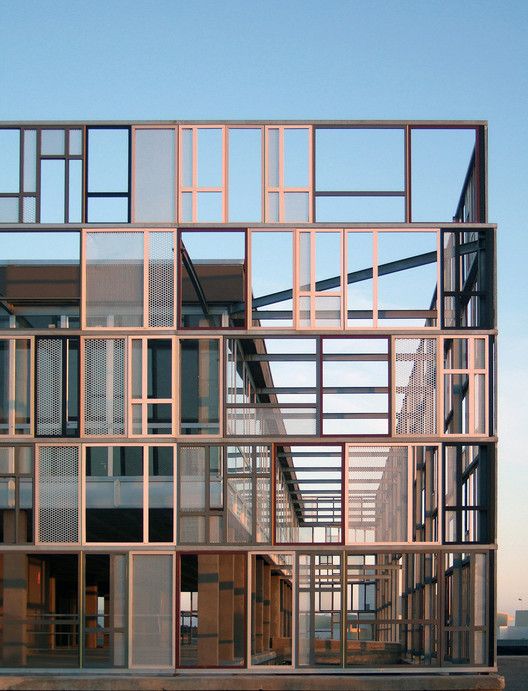 an image of a building that is made out of metal and glass blocks on the street