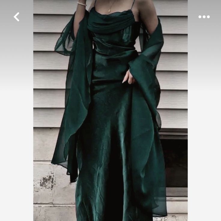 Emerald Green Formal Dress With Shawl. Brand New, Never Worn. Size 14/16 Green Long Prom Dress, Green Prom Dress Long, Prom Dress Pictures, Prom Dress Evening, Spaghetti Strap Prom Dress, Chique Outfits, Prom Dress Inspiration, Pretty Prom Dresses, Fairytale Dress