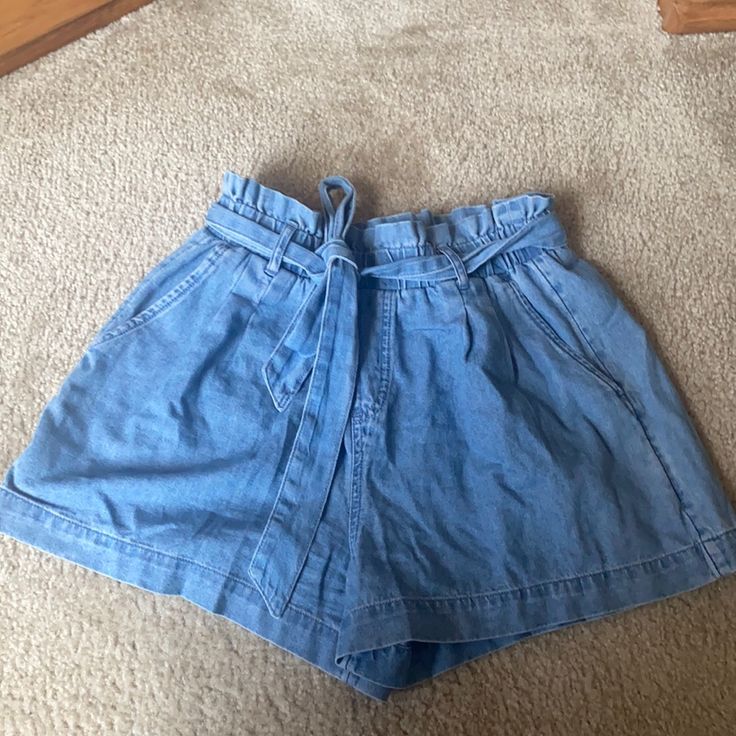 Brand New Never Worn Casual Denim Blue Bottoms With Paperbag Waist, Casual Shorts With Belt Loops For Day Out, Casual Paperbag Waist Shorts For Spring, Casual Paperbag Waist Bottoms In Medium Wash, Casual Medium Wash Paperbag Waist Bottoms, Casual Blue Paperbag Waist Shorts, Blue Paperbag Waist Bottoms With Belt Loops, Blue Cotton Shorts With Paperbag Waist, Denim Shorts With Pockets And Paperbag Waist