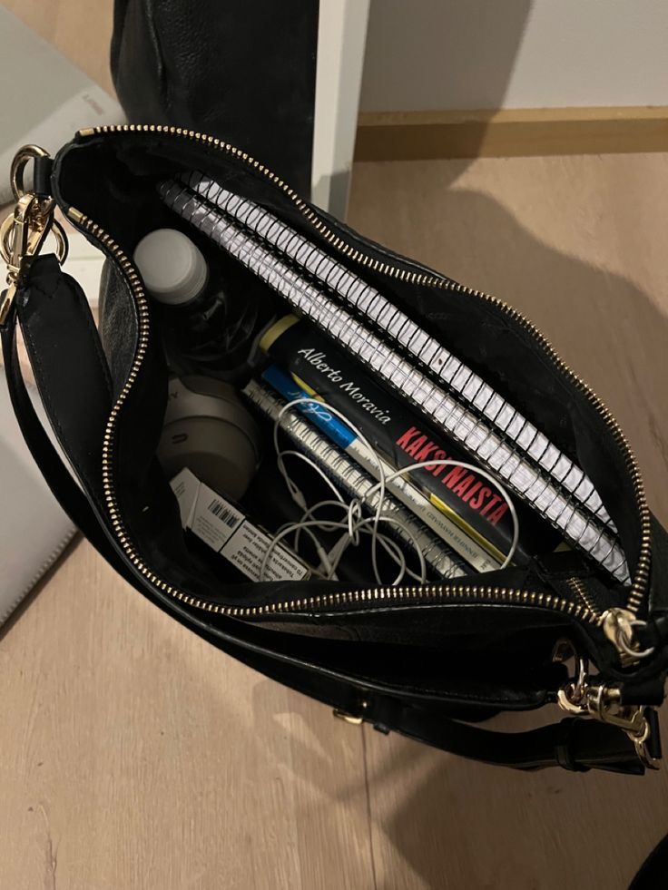 Organized School Bag, Inside School Bag, School Purse Bags, College Bag Aesthetic, School Bags Aesthetic, Bags For Uni, Uni Bag Essentials, Uni Backpack, Aesthetic School Bag