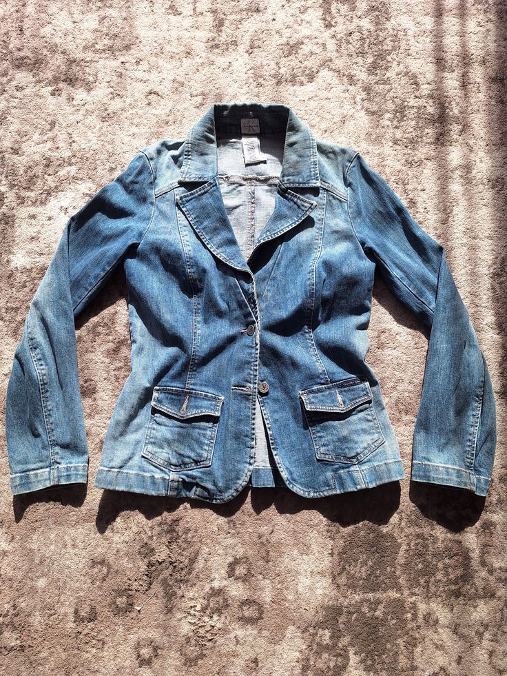 Medium sized womans denim Jacket. Trendy Denim Blazer With Pockets, Casual Denim Blue Blazer With Pockets, Casual Medium Wash Blazer For Spring, Casual Medium Wash Blazer For Fall, Casual Long Sleeve Denim Blazer, Casual Spring Blazer, Casual Medium Wash Denim Blazer, Casual Denim Blazer, Casual Denim Blazer For Fall