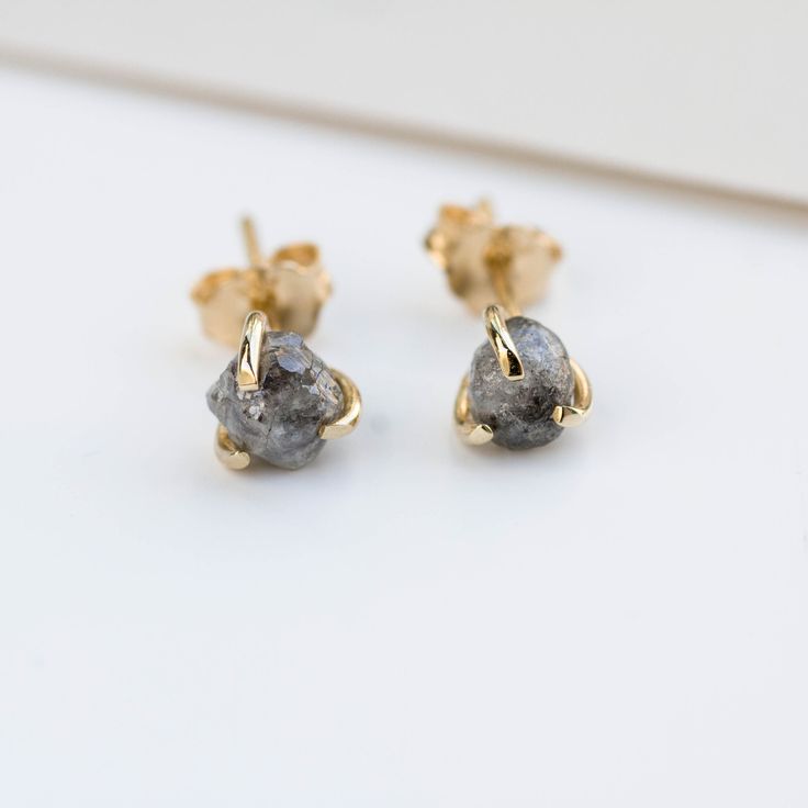 Gray Raw Diamonds stud earrings in 14K solid gold over 2ct. 100% handcrafted with love! These solid gold earrings are dainty, elegant and can be worn from day to night. It is a great gift for him, for men and women. This listing refers to a single stud or a pair of earrings. D E T A I L S ● Metal: 14K solid gold, 14K white gold, 14K rose gold ● Gemstone: Gray Raw Diamonds ● Diameter: 5mm - 5.5mm ● Weight: 2.1 ct H O W ∙ T O ∙ O R D E R Choose from the drop down menus the available option (Metal) Mens Diamond Earrings, Jewelry Mens, Evil Eye Ring, Twisted Band, Solid Gold Earrings, Diamond Earring, Grey Diamond, Raw Diamond, 14k Gold Ring