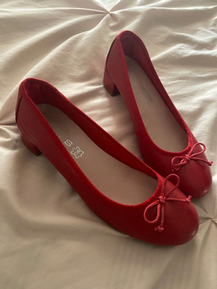 Red Ballerinas, Red Ballet Flats, Dr Shoes, Kawaii Shoes, College Tips, Fancy Shoes, Stil Inspiration, Cute Heels, Shoe Inspo