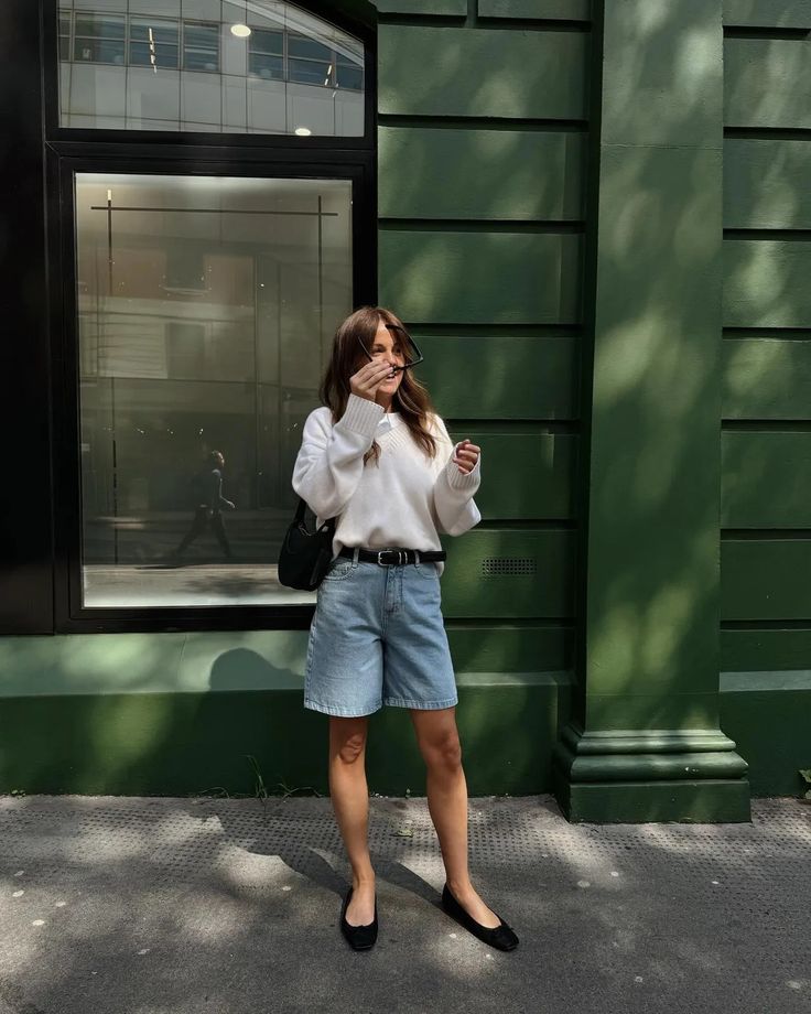 Long Shorts Are Set to Be Huge This Summer—17 Pairs We Really Rate | Who What Wear UK Long Jean Shorts Outfit, Long Denim Shorts Outfit, Street Style Outfits Casual, Long Jean Shorts, Long Denim Shorts, Capri Outfits, Denim Shorts Outfit, Fall Transition Outfits, Summer Shorts Outfits