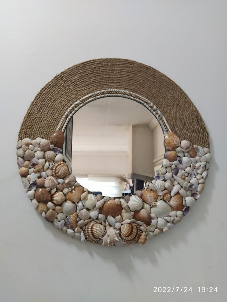 Mirror Decoration With Sea Shells, Home Decor With Sea Shells, Diy With Sea Shells, Wall Cardboard Decor, Mirror Work On Cardboard, Sea Shell Decor Ideas Diy, Shell Mirror Ideas, Jute Mirror Frame, Crafts With Sea Shells Ideas