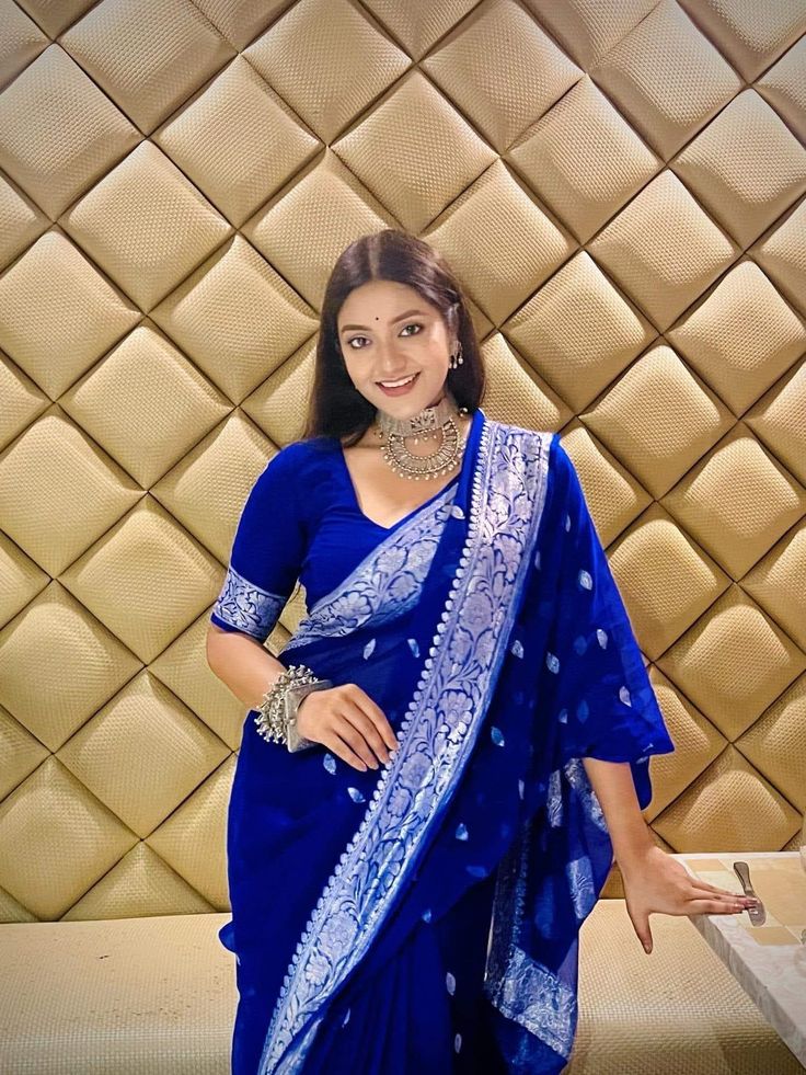 Girlish Look Saree For Wedding, Blue Saree Bridal Look, Blue Saree Jewellery Ideas, Simple Bride Indian, Traditional Bengali Saree Look, Bengali Saree Look Simple, Blue Saree Makeup Look, Royal Blue Saree Look, Bengali Saree Aesthetic