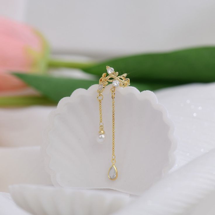 💎 Materials: 14k Gold Electroplated - more durable than regular platings Cubic Zirconia Pearlescent Beads 🏷 Quantity: 1 Ear Cuff, not sold by pair