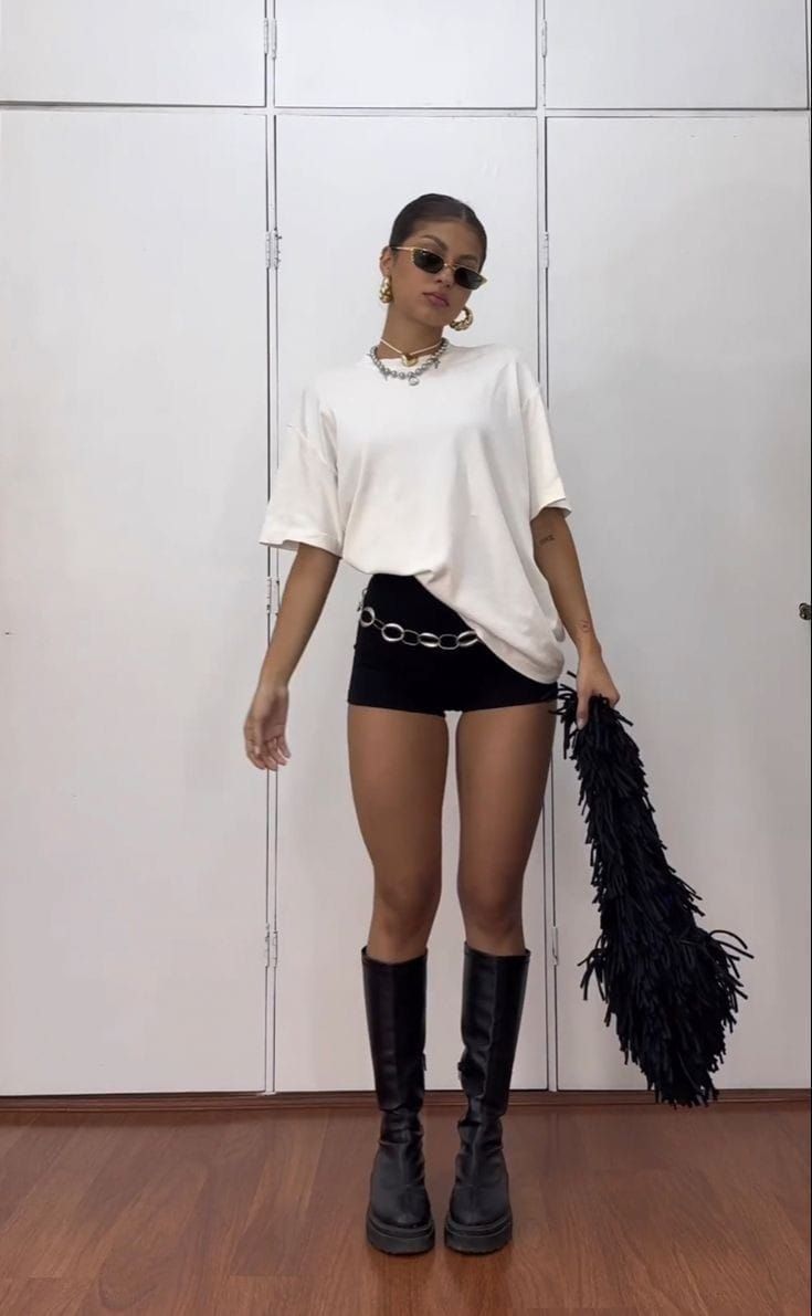 Black Boots Festival Outfit, Black And White Concert Outfit, Black Shorts Outfit Night, True Aesthetic, Concert Vibes, Festival Inspo, Concert Fit, Outfits Rave, Looks Street Style