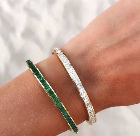 Alexandra Jules Emerald Infinity Bracelet is stunning! Meticulously crafted and hand-set with over 4 carats of the finest quality, square-cut emeralds this bracelet looks divine when worn on its own or stacked with other bracelets. This is the perfect gift for May babies, Mother’s Day or any emerald lover . 💚 Available in 18kt yellow, white and pink gold Click here to see our bracelet size guide for sizing options and fit. Classic Jewellery, Classic Bangles, Emerald Bracelet, Bangles Jewelry Designs, Jewelry Lookbook, Diamond Bangle, Fancy Jewelry, Chic Jewelry, Hand Jewelry