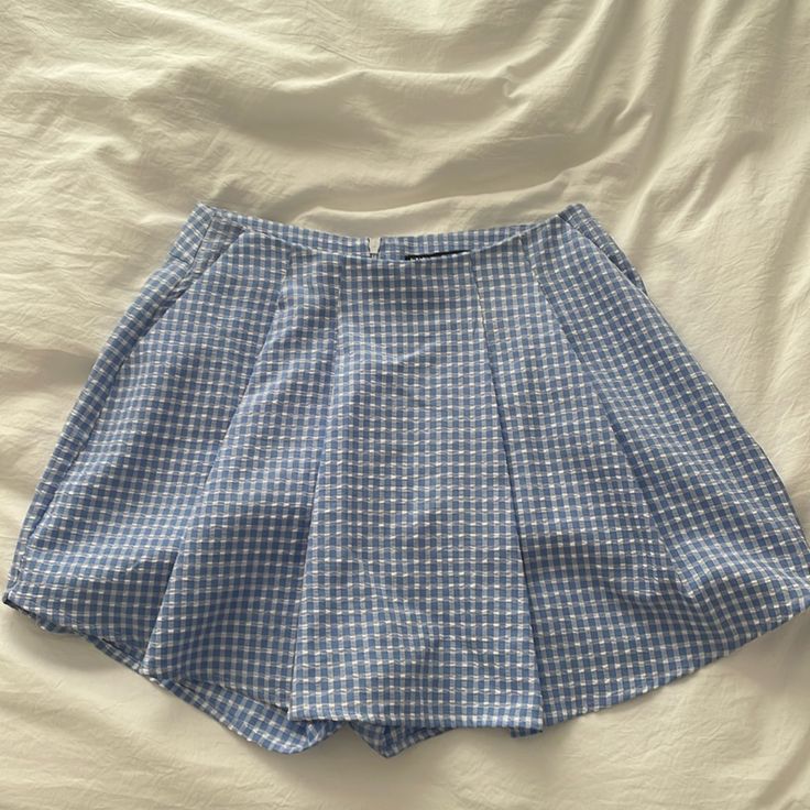 Never Worn Size Xs Subtle Front Pleats Preppy Spring Bottoms For Picnic, Casual Gingham Shorts For Spring, Casual Plaid Shorts For Spring, Preppy Blue Bottoms For Spring, Preppy Blue Bottoms For Day Out, Preppy Blue Cotton Bottoms, Preppy Summer Bottoms For Picnic, Gingham Cotton Shorts For Day Out, Cotton Gingham Shorts For Day Out