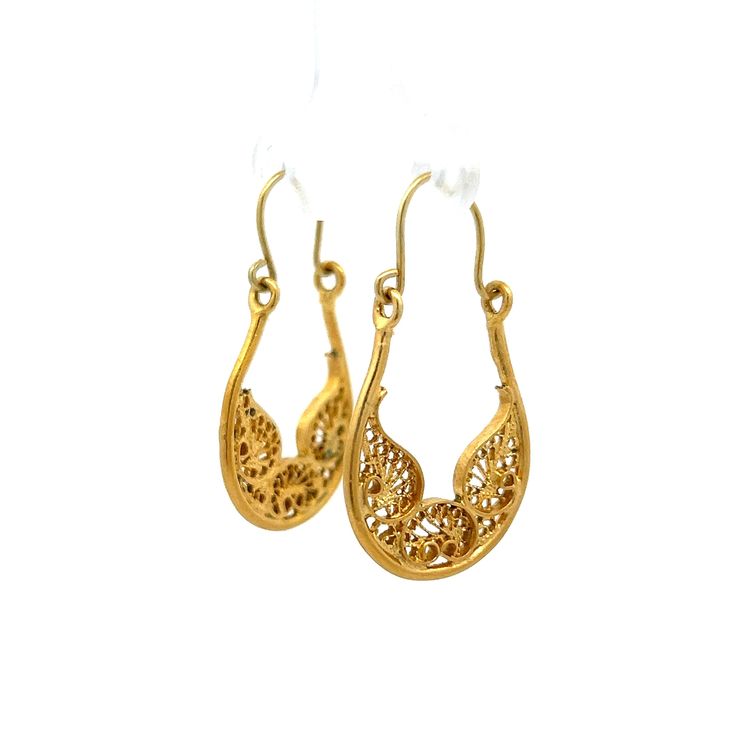 Vintage 1960's Drop Earrings in 18k Yellow Gold These vintage Mid-Century hoop drop earrings bring a timeless beauty to any outfit. Crafted from polished 18 karat yellow gold, these earrings feature an intricate filigree design that adds a unique detailing. The earrings have an elegant hoop design that hangs beautifully, adding a hint of movement to your look. Perfect for both day and night wear, they are a wonderful addition to any jewelry collection. Celebrate the charm of a bygone era with these exquisite earrings, combining historical elegance with modern style.d CHARACTERISTICS Measurements: 20 mm in length x 17.15 mm wide Era: Vintage/Mid-Century Composition: 18 Karat Yellow Gold Total Gram Weight: 3.8 g -- ALL PIECES ARE SUBJECT TO PRIOR SALE DUE TO HAVING A RETAIL LOCATION. -- 30-D Classic 22k Gold Earrings, Antique Yellow Gold Drop Earrings, Classic 22k Gold Hallmarked Earrings, Classic Hallmarked 22k Gold Earrings, Vintage 22k Gold Earrings, Vintage 22k Yellow Gold Earrings, Antique 22k Yellow Gold Earrings, Classic 22k Gold Earrings For Formal Occasions, Antique Pierced Yellow Gold Jewelry