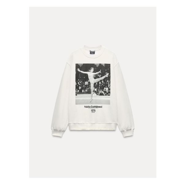 Sweatshirt made of 100% cotton. Round neck and long sleeves. Nadia Comaneci front and back print detail. White Long Sleeve Hoodie With Screen Print, Zara Sweatshirt With Graphic Print For Winter, White Long Sleeve Top With Back Print, White Graphic Print Crew Sweatshirt, Zara Long Sleeve Graphic Sweatshirt, White Cotton Sweater With Graphic Print, Relaxed Fit Graphic Print Long Sleeve Sweatshirt, White Relaxed Fit Sweater With Screen Print, White Casual Sweatshirt With Back Print