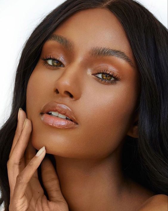 Photo via @lauramercier on Instagram Poses For Beauty Shots, Beauty Shots Black Women, Natural Beauty Photoshoot, Medium Skin Makeup, Sydney Harper, Sydney J Harper, Tan Skin Makeup, Brown Girls Makeup, Ideas De Maquillaje Natural