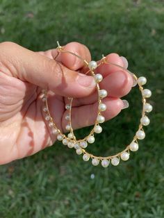 Hoop Earring Designs, Diy Hoop Earrings, Bride Jewelry Pearl, Delicate Pearl Earrings, Brides Jewelry, Pulseras Kandi, Hoop Earrings Diy, Earrings Bride, Earrings Diy Handmade