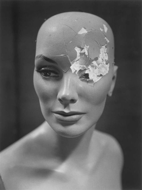 Damaged Mannequin Art, Vintage Mannequin, Mannequin Heads, Creepy Dolls, First Art, Doll Parts, Art Reference Photos, Surrealism, Antonio Mora Artwork