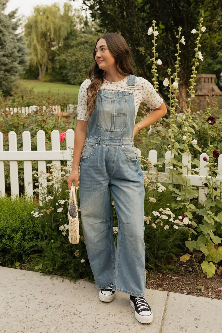 Coveralls, but chicer! These Braxton overalls are a denim dream with adjustable straps, chest pockets, side pockets, and back pockets for all your things. Plus, the medium wash and barrel leg detail give them a trendy touch. Get ready to rock these overalls everywhere you go! *Barrel leg* Material Content: 100% Cotton Material Pattern: Med Wash Shaylon is 5'5" and wearing a small Model Measurements: Shaylon: Height: 5'5" // Chest: 37” // Waist: 29”.5 // Hips: 39.5” Click here for top Not sure wh Cottage Core Overalls Outfit, How To Style Overalls, Coverall Outfit Women, Fall Overall Outfits, Outfits With Overalls, Cottagecore Overalls, Cloth Overalls, Overalls Outfit Fall, Overalls Outfit Winter