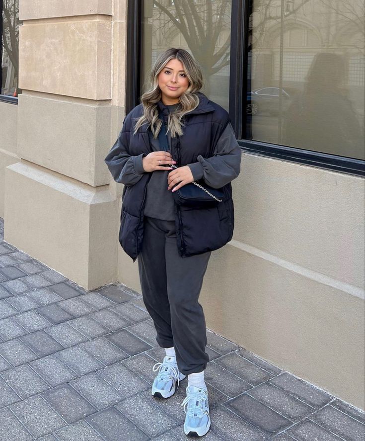 Casual Outfits Midsize Winter, Autumn 2023 Midsize Fashion, Midsize Snow Outfit, Plus Rainy Day Outfit, Autumn Winter Outfits Plus Size, Plus Size Fall Mom Outfits, Winter Athleisure Outfits Midsize, Puffer Vest Outfit Midsize, Curvy Cozy Outfit