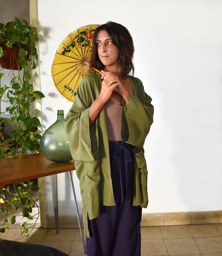 Handmade green women's boho kimono robe cardigan jacket with pockets. Our kimono robe comes in a wide and loose style for an oversize fit, one-size-fits all. Made in an earthy green viscose cotton mix fabric that has a slight silky shine in light, that is super light, floaty and easy to wear. Finished with wide quarter length sleeves and large oversize pockets on each side. We have also added a slightly longer back panel for a more flattering fit. Pictured is our knee length version, but this ki Yellow Kimono, Green Kimono, Kimono Boho, Blue Kimono, Earthy Green, Kimono Pattern, Jacket With Pockets, Beautiful Kimonos, Boho Kimono