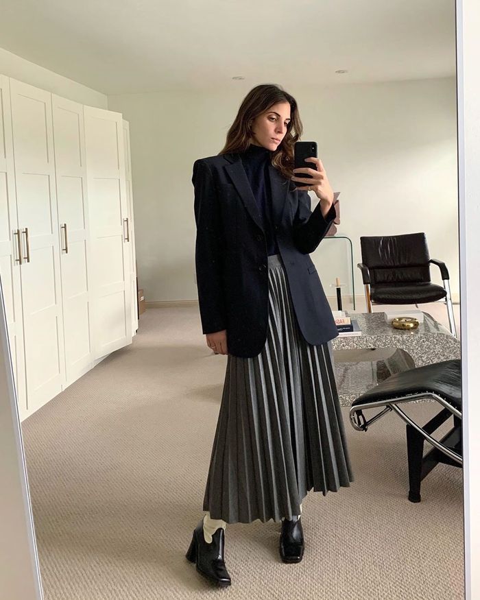 Jen Azoulay, Pleated Long Skirt Outfit, Fancy Maxi Dresses, Long Pleated Skirt Outfit, Blazer And Skirt Outfits, Fancy Maxi, Blazer With Skirt, Fancy Maxi Dress, Simple Spring Outfits