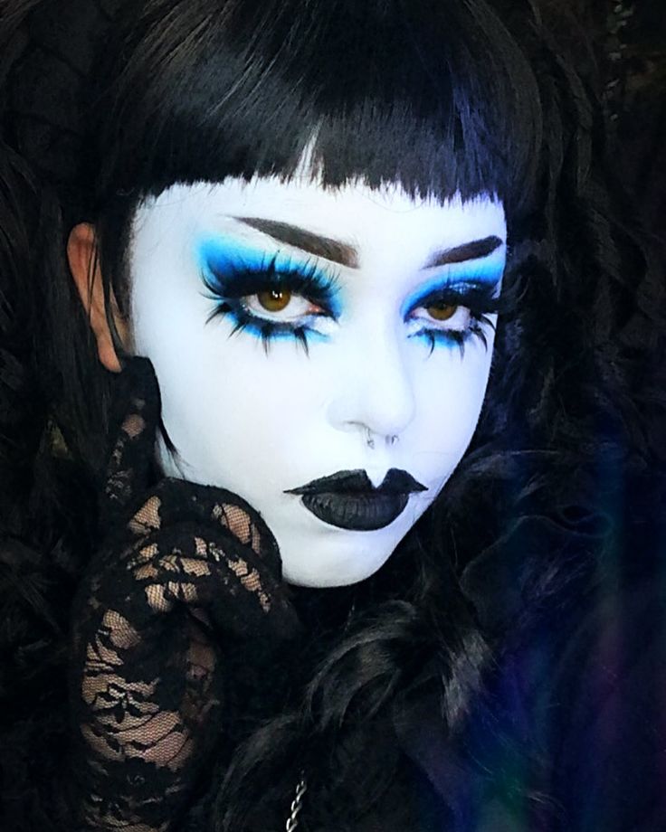 New Romantic Makeup, White Base Makeup, White Face Paint Makeup, Blue Goth Makeup, White Foundation Makeup, Camo Makeup, White Face Makeup, Pastel Goth Makeup, Wing Eyeliner