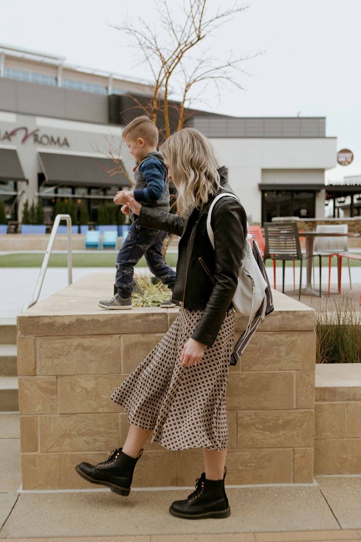 3 WAYS TO WEAR DOC MARTENS (BIG FEET? YES, YOU TOO CAN WEAR THEM) | We got down & styled the Doc Marten Pascal Boots 3 ways: Cool AF w/ a comfy dress; everyday hip w/Levi's skinny jeans; a flirty little midi skirt for a feminine take on combat boots. | #TheMomEditStyle #HowToWearCombatBoots #WhatToWearWithCombatBoots #HowToStyleDocMartens #DocMartensOutfits #CombatBootsWomen #CombatBootsOutfits #DocMartensWithDresses #MidiDressAndBoots #DocMartensSkinnyJeansOutfits #LevisSkinnyJeansOutifts Dr. Marten Rometty Outfit, How To Style Doc Martens Summer, Doc Martens Dress Outfits, Dr Martin Outfits Women, Skirt And Combat Boots Outfit, Dr Martens Outfit Women, Dr Martens Outfit Ideas, Dr Martins Outfits, How To Wear Doc Martens