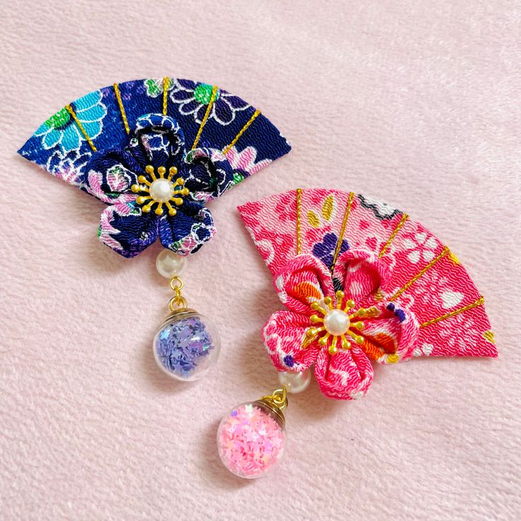 This Japanese kanzashi hair accessory is perfectly handmade with love, it's so lovely and unique, would be a very special gift for girls and women.💕 ❤Size: approx. 70mm(W) x 75mm(L) ❤By using the traditional Japanese tsumami zaiku technique, these kanzashi flowers are 100% handmade with high-quality Chirimen (Japanese traditional fabric) in a detailed manner.  ❤This sakura hair piece is mounted on a high quality double prong hair clip lined with ribbon. Double prong clip is more durable and eas Glittery Hair, Kimono Geisha, Flower Girl Hair Accessories, Japanese Blossom, Unique Gifts For Kids, Bridesmaid Hair Accessories, Kanzashi Flowers, Pink And Purple Flowers, Japanese Hairstyle