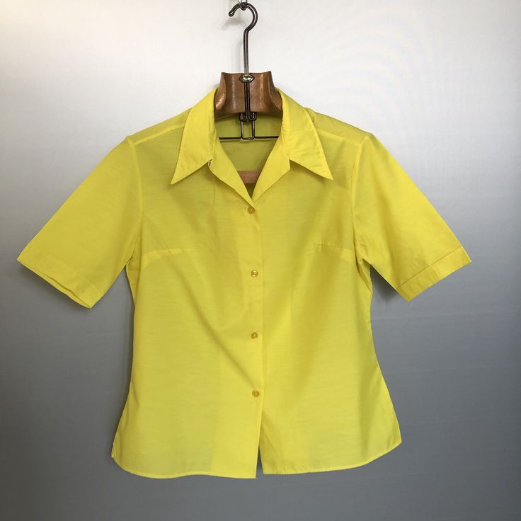 Beautiful vintage 70s yellow shirt. Vibrant yellow, nice shape, a cool basic one for the summer. Material is mixed polyester Condition is : very good vintage condition MADE IN FRANCE Size is FR46 but in 1970 (refer to measurements) Do not hesitate to DM if you have any questions ! shoulder seam to shoulder seam : 37cm / 14,5in Armpit to armpit : 48cm / 19in Sleeve (shoulder seam to bottom) : 26cm / 10,25in Front length (collar to bottom) : 47cm /18,5in Back length : 65cm / 25,5in Cheap Vintage Yellow Blouse, Solid Vintage Summer Shirt, Vintage Solid Summer Blouse, Yellow Fitted Short Sleeve Shirt, Fitted Yellow Short Sleeve Shirt, 1970s Collared Summer Top, Retro Summer Blouse For Work, Retro Summer Blouse For Workwear, Retro Yellow Tops For Summer