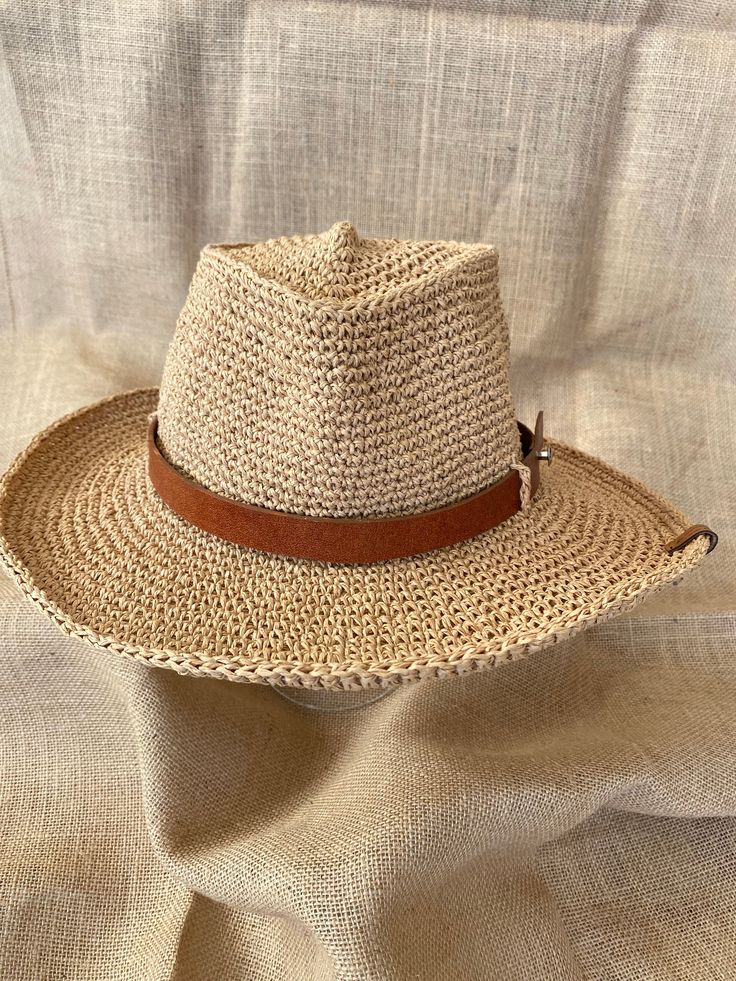 Suitable for men and women. Unisex This fedora is a great choice for wearing on the beach, traveling or partying with friends. It has a stylish and foldable hat design. The skin-friendly organic cotton thread applied inside will absorb your sweat in the summer heat. You will make a difference on the beach with this hat. It will be a great accessory that completes your combinations every season. It is also an environmentally friendly product. The belt used in the hat is genuine leather. Feature: Partying With Friends, Foldable Hat, Safari Outfit, Safari Chic, Raffia Hat, Hat Design, Fabric Strips, Summer Heat, Fedora Hat