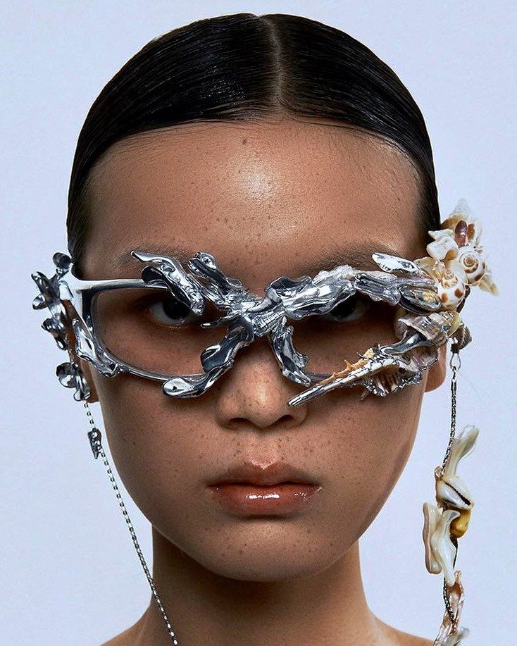 gastt on Twitter: "Mutualism Metal and Shell Glasses by WeiRan.… " Neo Punk, Cyberpunk Accessories, Shell Glasses, Avant Garde Jewelry, Futuristic Fashion, Head Accessories, Jewelry Inspo, Glasses Fashion, Eye Glasses