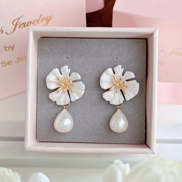 * DETAILS * - Teardrop shaped Freshwater White Pearls  - White Flower Gold Plated Post Earrings  🌟More earrings. https://www.etsy.com/JinnysJewelryBySeJin/listing/1100504878/freshwater-pearl-dangle-earrings-pearl?utm_source=Copy&utm_medium=ListingManager&utm_campaign=Share&utm_term=so.lmsm&share_time=1636052013167 🎁A designer pull drawer pink gift box is available when the gift wrapping option is chosen. -------------------------------------------------- * CARE TIPS * ⭐️TO PREVENT TARNISH: Kee White Teardrop Dangle Earrings For Anniversary, White Teardrop Clip-on Earrings For Gifts, White Teardrop Bridal Earrings For Pierced Ears, White Drop Earrings Gift, White Drop Earrings For Gift, White Teardrop Flower Earrings For Anniversary, White Teardrop Flower Earrings With Pearl Drop, White Teardrop Flower Earrings For Gift, White Teardrop Flower Earrings