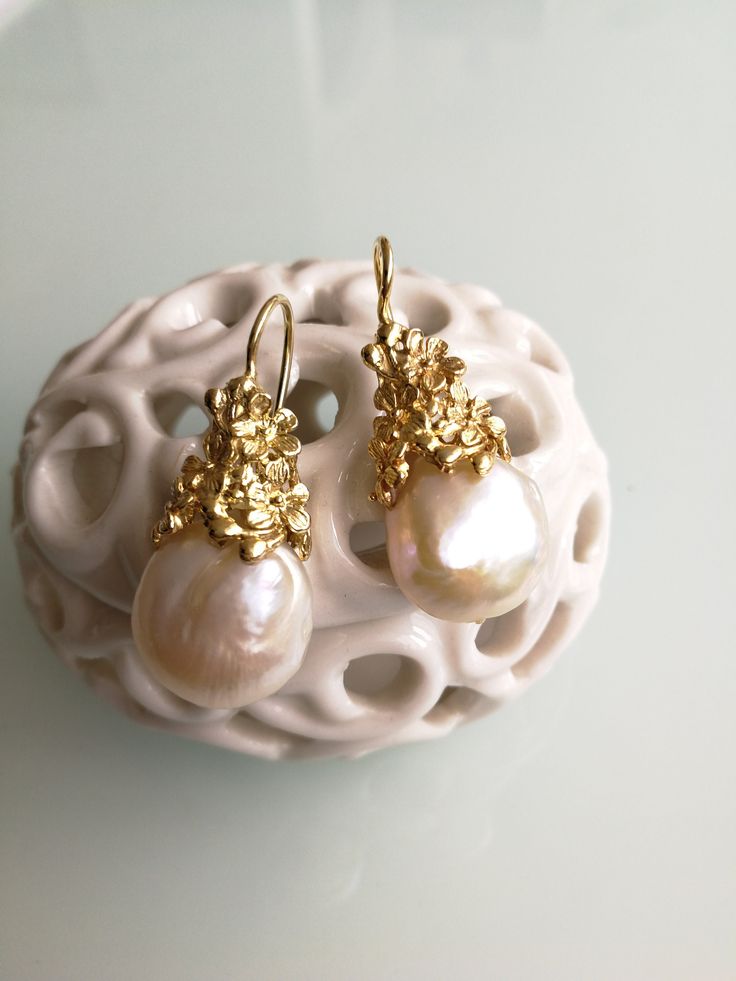 Elegant earrings with natural baroque white pearl, nun with classic hand-worked decoration in gold-plated silver. Size Length cm 3.5 cm Formal Baroque Pearl Earrings, Luxury Handmade Yellow Gold Pearl Earrings, Baroque Pearl Pendant Earrings Gift, Baroque Pearl Pendant Earrings For Formal Occasions, Baroque Pearl Drop Earrings In White, White Baroque Pearl Earrings For Pierced Ears, White Baroque Pearl Earrings For Gift, Classic Baroque Pearl Earrings For Formal Occasions, Luxury Handmade Pearl Earrings For Anniversary