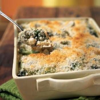 a casserole dish with broccoli, cheese and bread crumbs