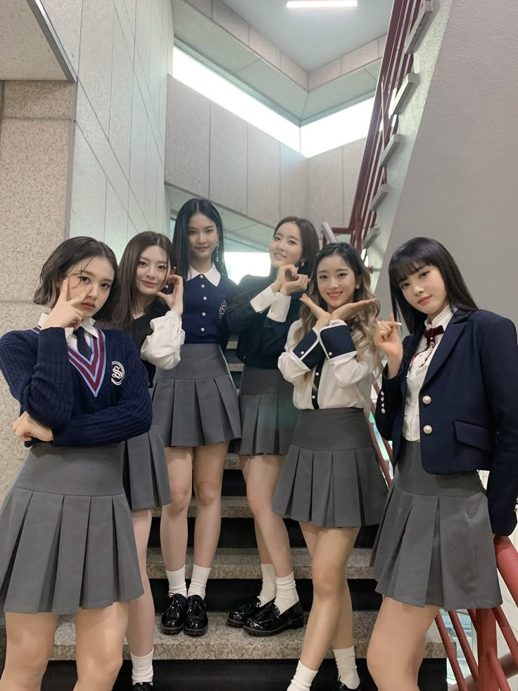 Korean School Outfits, Uniform Outfits, School Uniform Fashion, School Uniform Outfits, School Friends, Outfit Korean, 얼짱 소녀, School Clothes, Cute Outfits For School