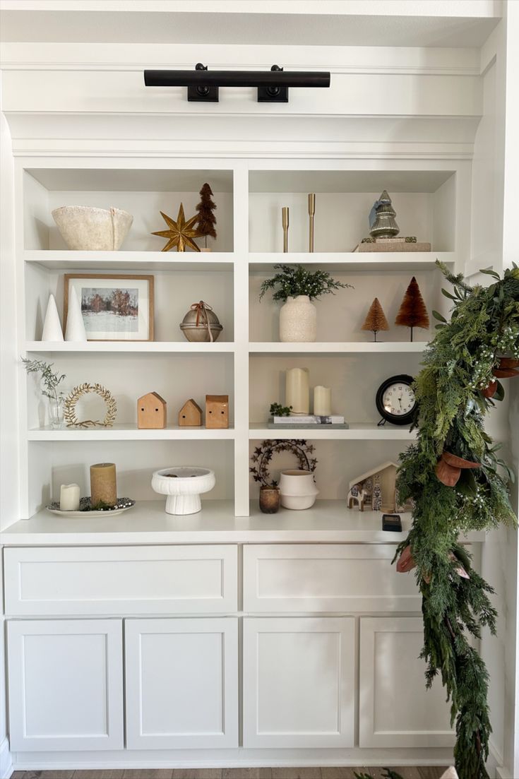 Kayla Haven is here to inspire you with lots of christmas decor ideas this year. Click here to shop her living room shelf decor style for Christmas this year! Christmas Shelf Decor Ideas, Winter Shelf Decor, Holiday Shelf Decor, Winter Home Exterior, Christmas Shelf Decor, Styling Shelf, Christmas Bookshelf, Kids Playroom Ideas Diy, Shelf Decor Ideas