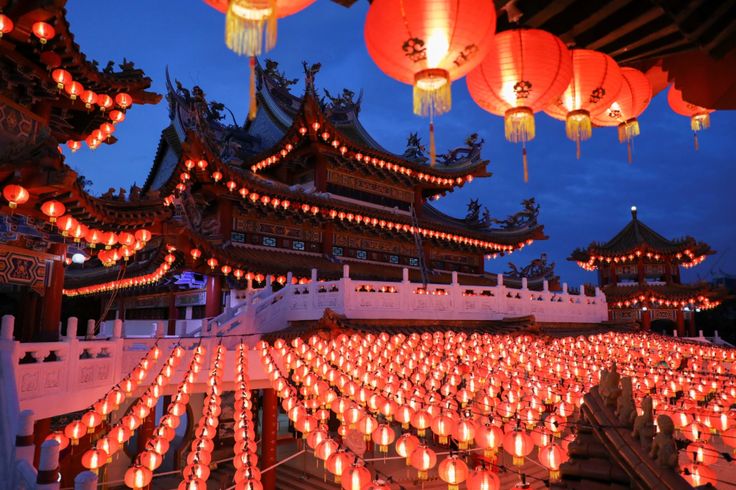 many lanterns are lit up in the sky