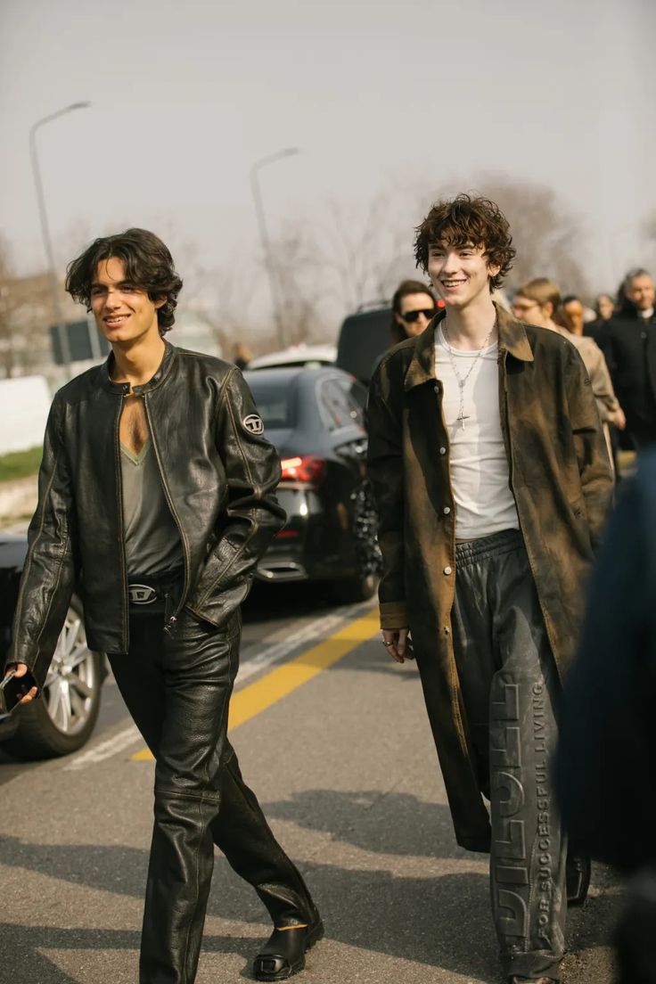 Milan Fashion Week Street Style Fall 2024 [PHOTOS] Milan Men's Fashion Week, Street Style Fall, Milan Fashion Week Street Style, 2025 Fashion, Street Style Winter, Style Fall, Autumn Street Style, Men Street, Fashion Week Street Style