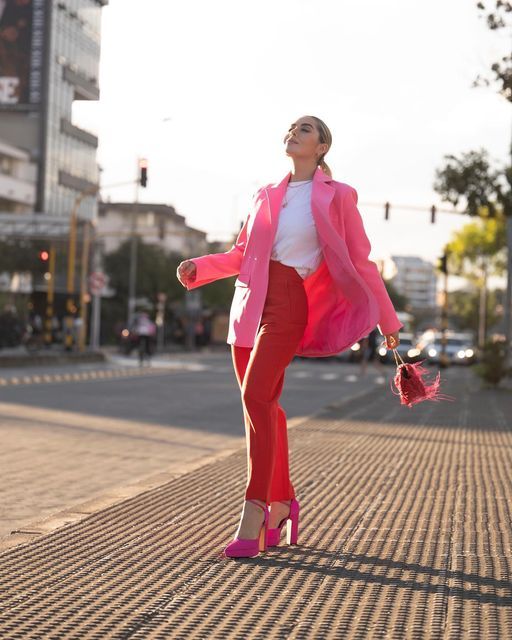 JENNIFFER SALAMANCA on Instagram: "Feel the love ���💕 Sabías lo que significan los colores en San Valentín ? El blanco : amor sincero y honestidad El Rojo : amor, admiración y aprecio El Rosa: amor incondicional !! El amor es el pilar de todo y hoy mi outfit estuvo inspirado en el 😍 Esta fecha significa mucho para mi creo que no es casualidad haber nacido un 14 de febrero 💕 y estoy feliz de celebrarlo junto a todos ustedes que me inspiran tanto y con @pandoracolombiaoficial que siempre esta ahí Rosa Y Rojo Outfits, Outfit Rojo Y Rosa, Gourmet Desserts, February 9, Valentines Outfits, Fashion Inspo, Ootd, Valentines, My Style