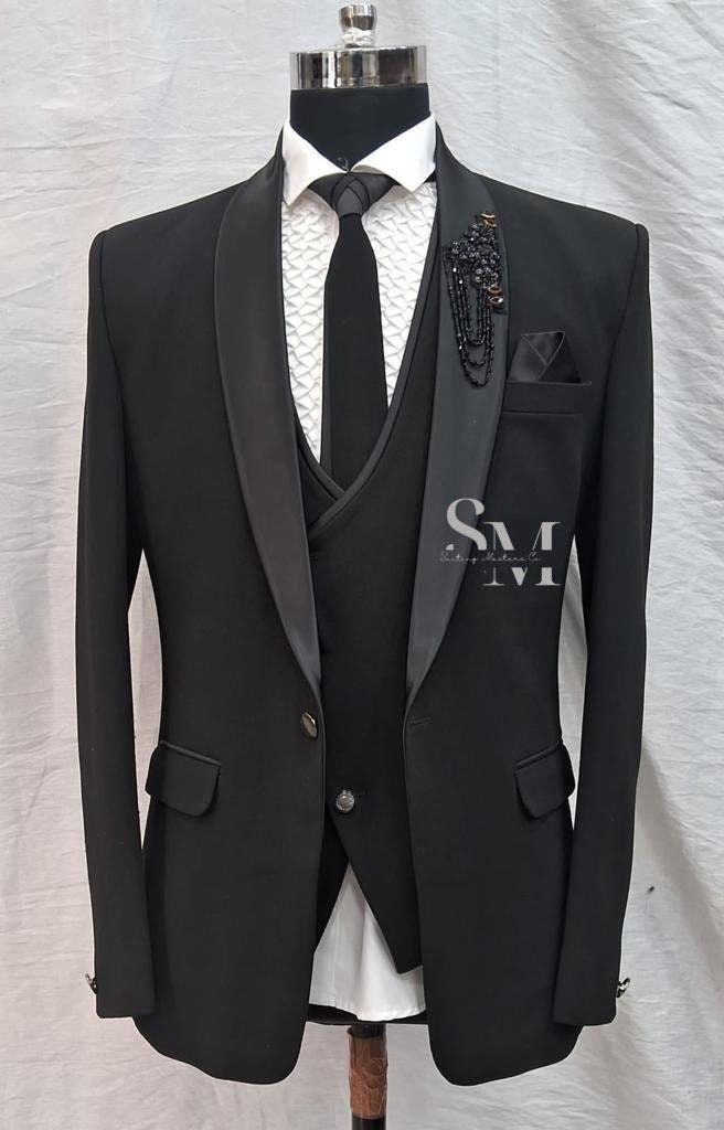 Black party wear suit set of 6 pieces includes jacket with work as shown in image , a vest /waistcoat , pant, pocket square , neck tie and a white plain shirt (shirt not as shown)  to catch the eyeballs in event.  *𝐓𝐞𝐱𝐭 𝐦𝐞 𝐢𝐧 𝐭𝐡𝐞 𝐦𝐞𝐬𝐬𝐚𝐠𝐞 𝐬𝐞𝐜𝐭𝐢𝐨𝐧 𝐟𝐨𝐫 𝐚𝐧𝐲 𝐪𝐮𝐞𝐫𝐲.  * Connect me if your chest is above 44 inches  * ■𝙁𝙖𝙗𝙧𝙞𝙘 :- premium terry rayon   📌𝙉𝙊𝙏𝙀:- ---------------  𝙋𝙊𝙎𝙎𝙄𝘽𝙄𝙇𝙄𝙏𝙔 𝙊𝙁 𝙇𝙄𝙏𝙏𝙇𝙀 𝘿𝙀𝙑𝙄𝘼𝙏𝙄𝙊𝙉 𝙄𝙉 𝘾𝙊𝙇𝙊𝙍 𝘿𝙐𝙀 𝙏𝙊 𝘿𝙄𝙁𝙁𝙀𝙍𝙀𝙉𝙏 𝙎𝘾𝙍𝙀𝙀𝙉𝙄𝙉𝙂 𝘼𝙉𝘿 𝙋𝙃𝙊𝙏𝙊𝙂𝙍𝘼𝙋𝙃𝙄𝘾 𝙍𝙀𝙎𝙊𝙇𝙐𝙏𝙄𝙊𝙉𝙎. Black Party Wear Suit, Suit For Men Stylish, Black Suit For Men, Black Party Wear, Christmas Suit, Suit For Men, Stylish Blazer, Vest Waistcoat, Technology Wallpaper