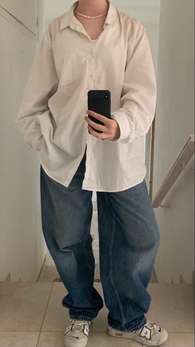 White Shirt And Baggy Jeans Outfit, White Button Up Women Outfit, White Button Up Shirt With Jeans, Oversized White Button Up Outfit, White Button Down Shirt Outfit Aesthetic, Baggy White Shirt Outfit, How To Style Button Up Shirts, Outfits With Button Up Shirts Women, Chemise Blanche Outfit