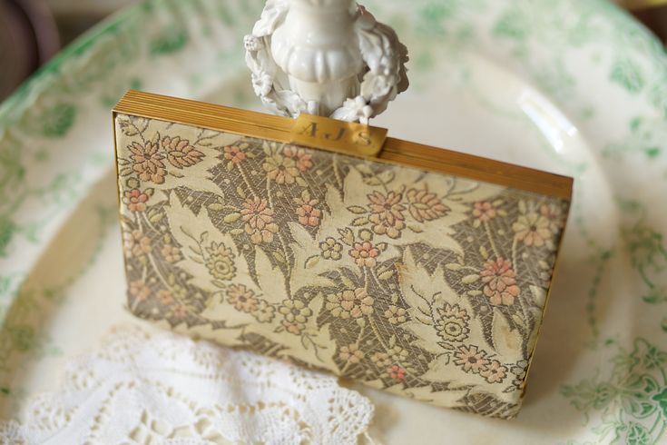 pretty vintage purse / clutch Bag Elizabeth Arden London  in vintage condition size: 16.5cm x 10.5cm Vintage Beige Bag For Gift, Bohemia Crystal, Vintage Purse, Elizabeth Arden, Brass Frame, Purse Clutch, Fantasy Artwork, Clutch Handbag, Evening Clutch Bag