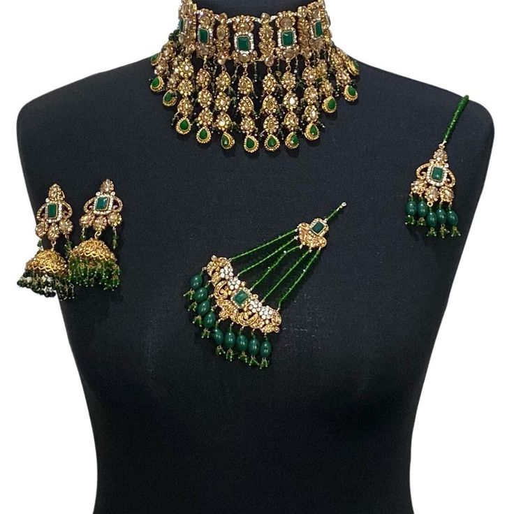 Green bridal choker jewellery set. Set includes-   Earrings  Tikka Choker Jhumar Bridal Jewelry Pakistani, Tika Jewelry, Bridal Jewelry Gold, Pakistani Jewellery, Choker Jewellery, Indian Bridal Jewelry, Champagne Earrings, Pakistani Bridal Jewelry, Gold Schmuck