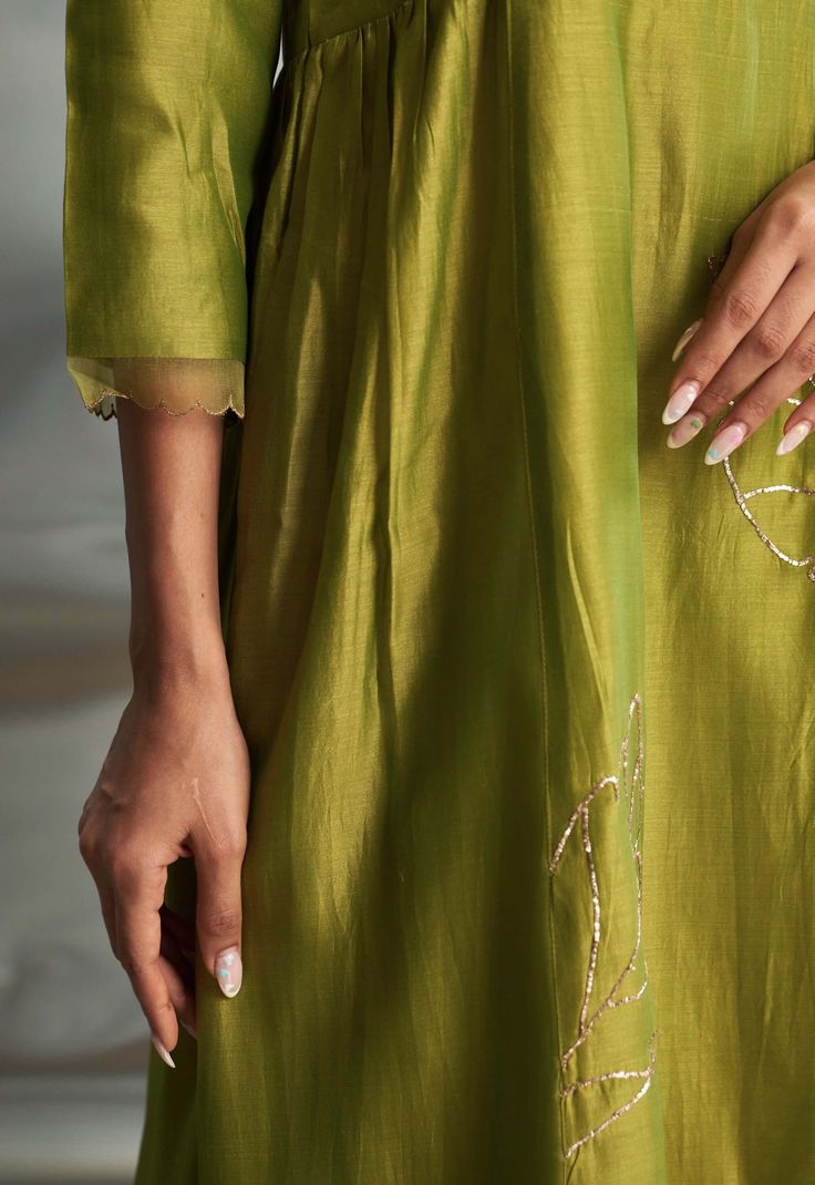 This berry green chanderi kurta boasts a light, flowing silhouette adorned with intricate nakshi handwork, offering a timeless appeal. The ensemble is elevated by a dreamy pure organza dupatta with additional nakshi handwork, while the flowy palazzo with scalloped edges adds a glamorous touch. The palazzo is elasticated and features a drawstring for comfort. Chanderi Kurta, How To Hem Pants, Organza Dupatta, Satin Color, Scalloped Edges, Kurta Set, Scalloped Hem, Pants Pattern, Scalloped Edge