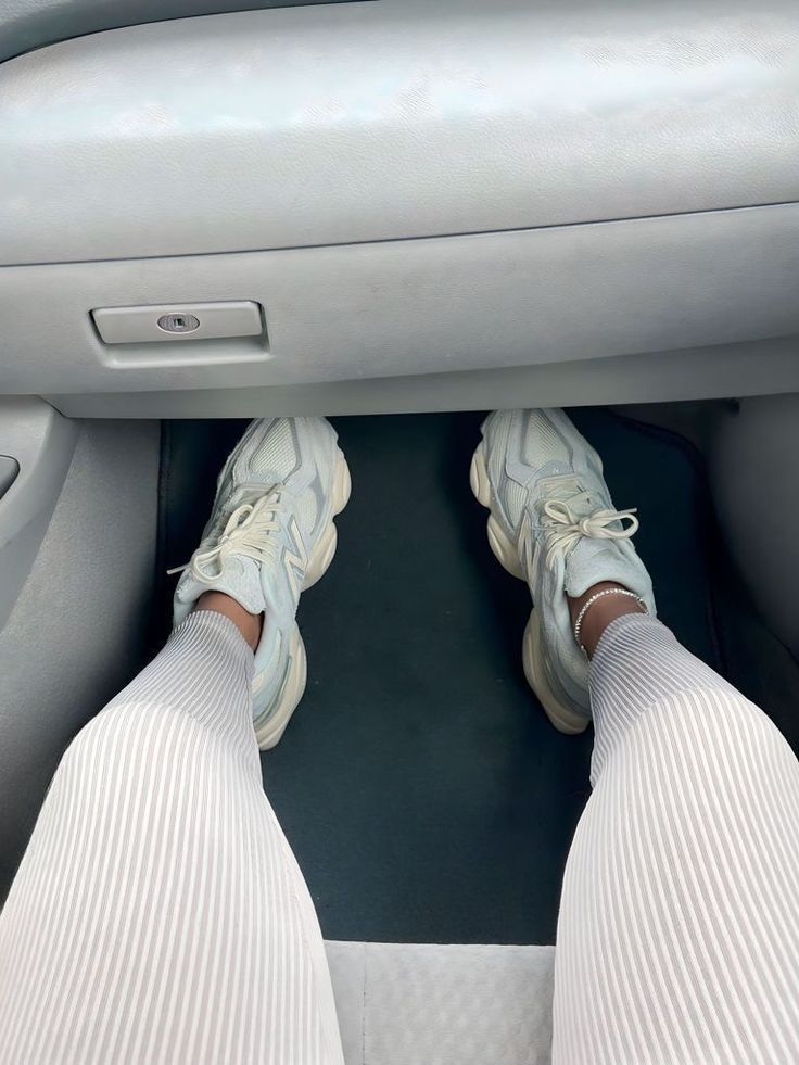 White Trainers Aesthetic, New Balance Shoes Aesthetic, On Clouds Shoes, Clouds Shoes, New Balance Outfit, Cloud Shoes, Trendy Shoes Sneakers, Pretty Shoes Sneakers, Shoes Heels Classy