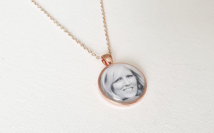 ♥ Heavenly Hangers ♥ Beautiful rose gold necklace with pendant - pendant is fully customisable with your own photo or quote. The necklace measures 60cm in length. Your pendant comes with your loved ones photo sealed to glass, so that it is an everlasting keepsake. The photo area in each round photo pendant measures 25mm in diameter. * * * * * * * * * * * * * * * * * * * * * * * * * * * * * * * * * * * * * * * * * * * * * * * * * * * * *  ORDERING: Please kindly provide the photo(s) via an Etsy m Gold Necklace With Pendant, Photo Area, Memorial Pendant, Photo Charms, Photo Pendant, Necklace Pendants, Wedding Keepsakes, Wedding Item, Beautiful Rose