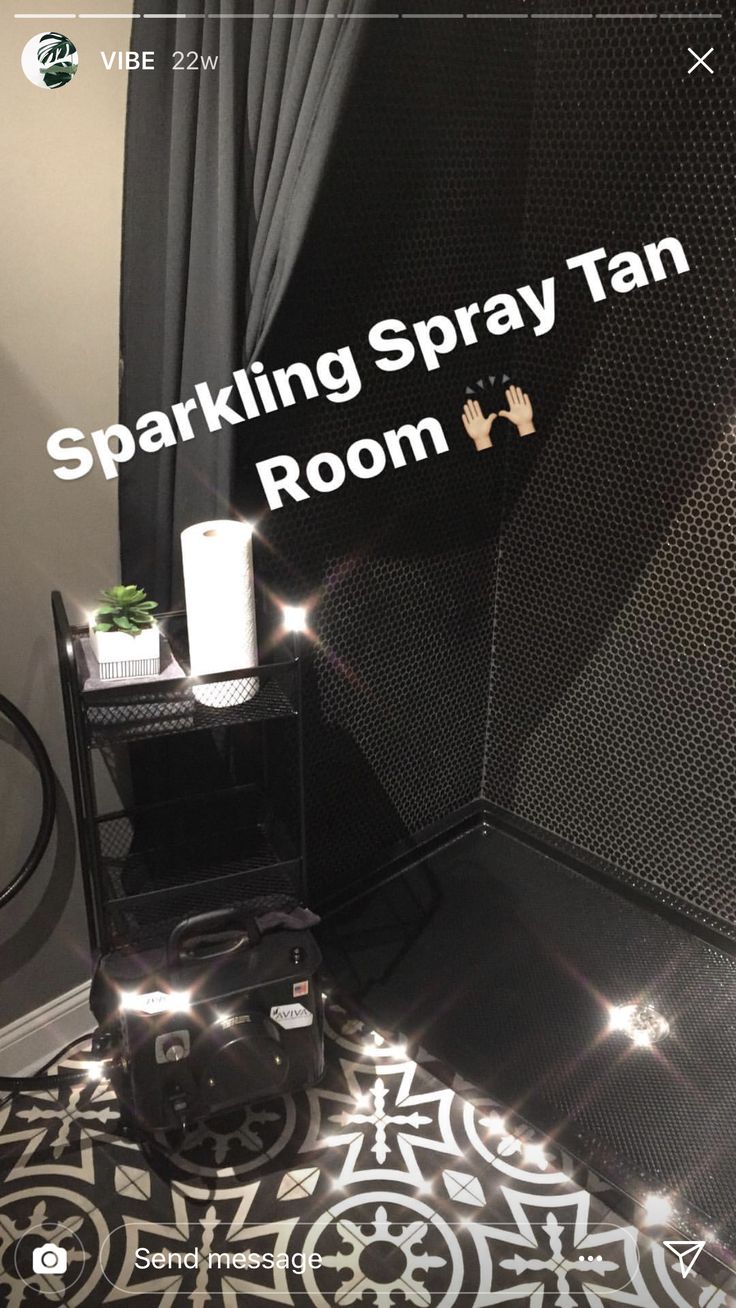 Spray Tan Room Tanning Room Ideas Home, Spray Tan Decor Ideas, Tanning Studio Ideas, Spray Tanning Salon Decor, Spray Tan Technician Outfit, At Home Tanning Room, Spray Tan Salon Room, Spray Tan Decor, Spray Tan Rooms Ideas