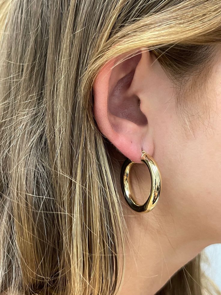 ➣ High quality 14K Yellow Gold 30mm 40mm Polished Hoop Earring with Hinged Closure, 5mm Thick, Tube Earrings, Thick Hoops, Real Gold Earrings ➣ MATERIAL: 14K Yellow Gold  ➣ Shape: Circle  ➣ Closure: Latch back   ➣ Solid / Hollow: Hollow  ➣Dimensions/ Weights:  30x5mm - 4.20g (pics & video showcasing this size)  40x5mm - 5.90g ◈ Please note that weights are approximate. ➣ SHIPPING: ◈ We always offer domestic FREE SHIPPING via USPS first class (3-5 business days)  ◈ We ship internationally, shippi Real Gold Earrings, Tube Earrings, Thick Gold Hoop Earrings, Thick Gold Hoops, Thick Hoop Earrings, Shape Circle, College Stuff, Gold Vermeil Jewelry, Orders Shipped