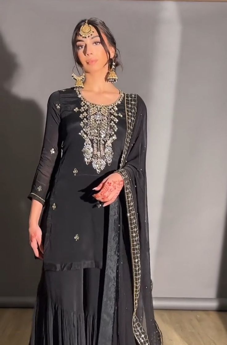 Eid Black Outfits, Birthday Traditional Outfits, Black Garara Design, Black Dupatta Outfit, Black Casual Party Outfit, Black Desi Clothes, Black Garara Suit Pakistani, Black Gharara Designs, Black Eid Outfits